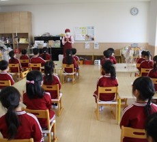 2024/02/20　食育で野菜染(すみれ組)